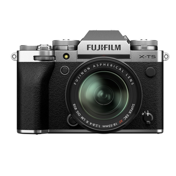 Fujifilm X-T5 silber mit XF 18-55mm f/2.8-4 Objektiv